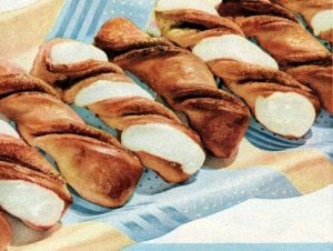 Cinnamon twists Classic yeast breakfast rolls - 50s style (1)