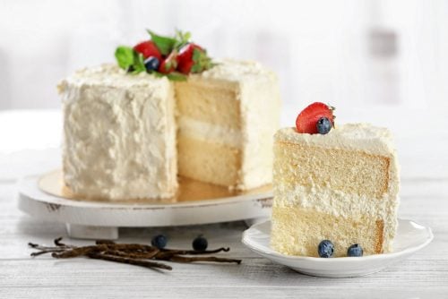 Vanilla cake with vanilla frosting